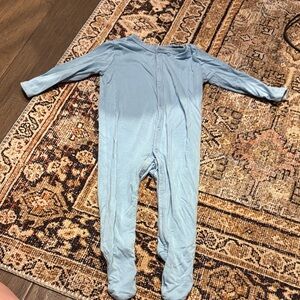 Kyte BABY stream snap footie (3-6)